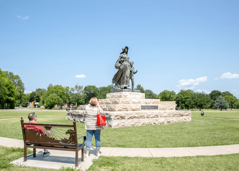 Pioneer Woman monument